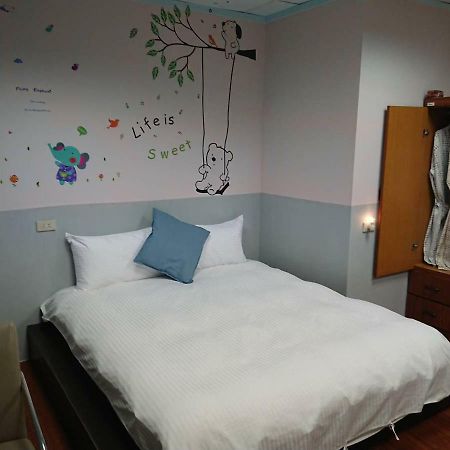 Papa Bear'S Guesthouse Taichung Exteriör bild