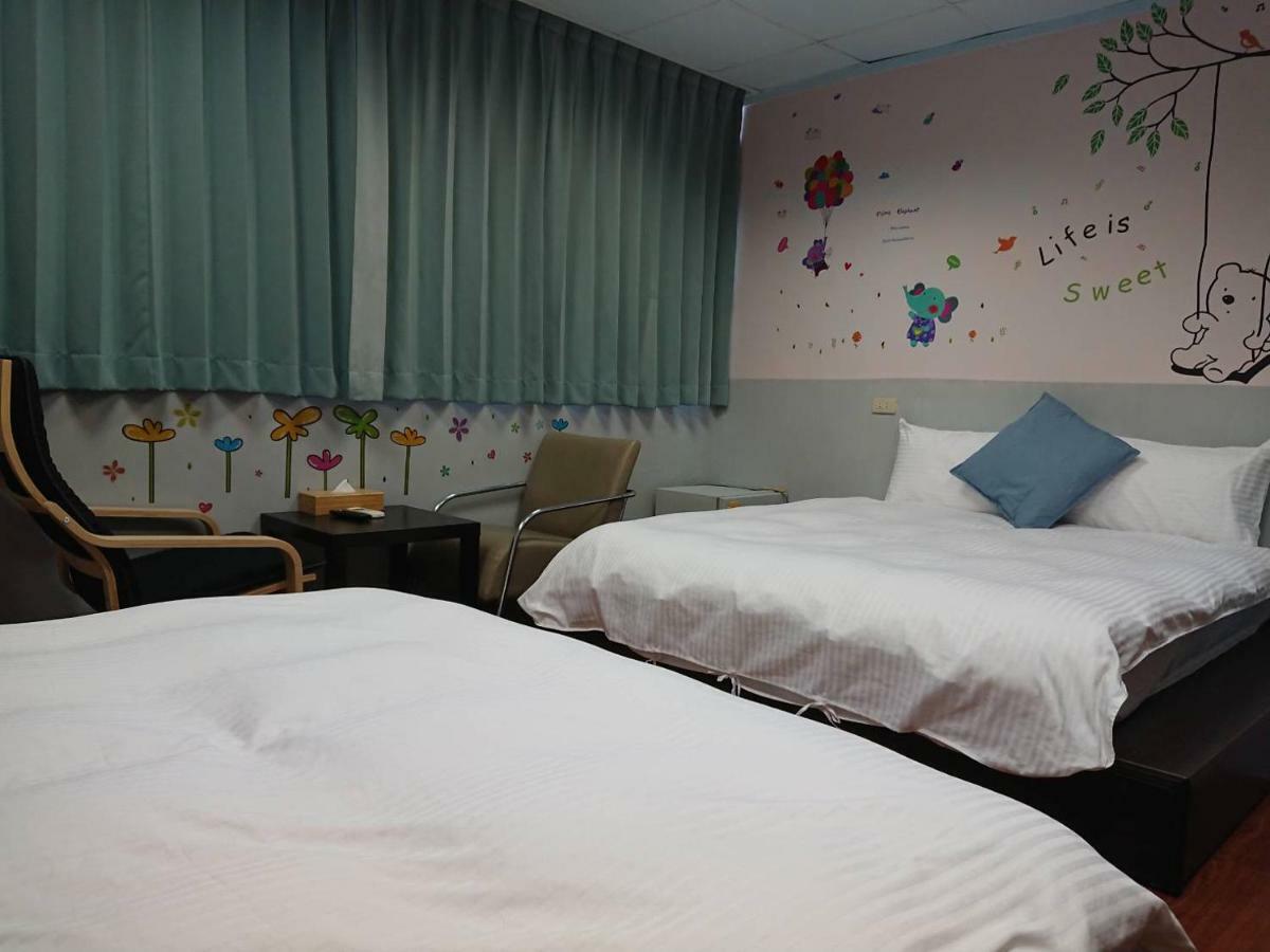 Papa Bear'S Guesthouse Taichung Exteriör bild