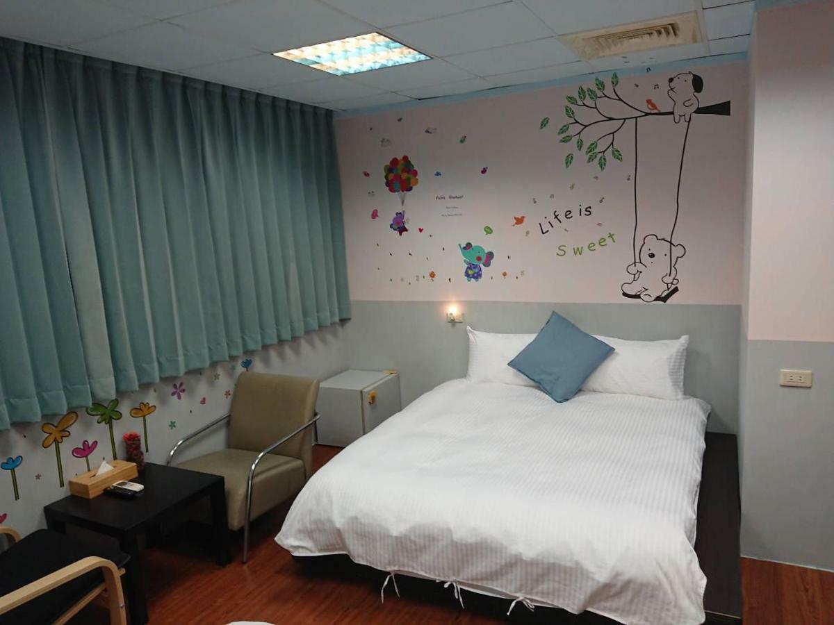 Papa Bear'S Guesthouse Taichung Exteriör bild