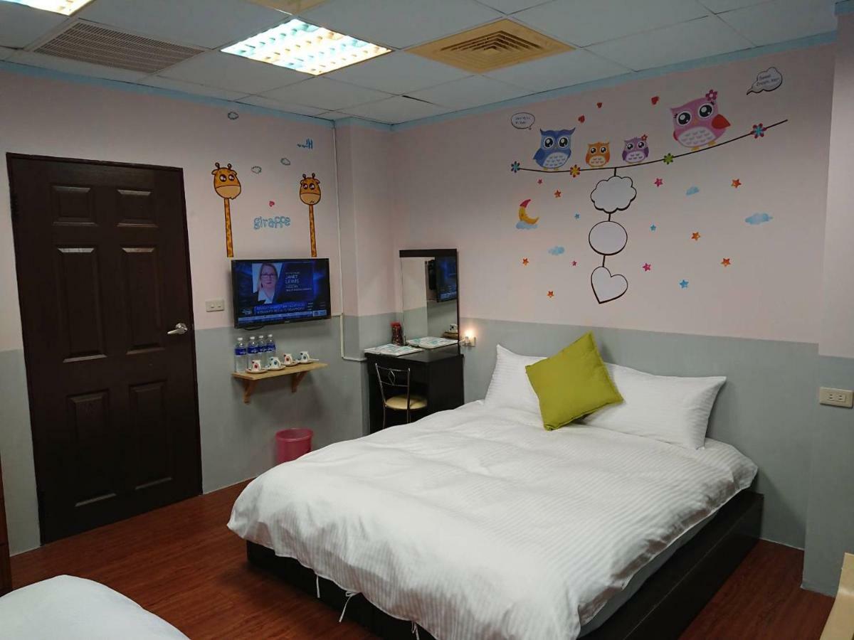 Papa Bear'S Guesthouse Taichung Exteriör bild