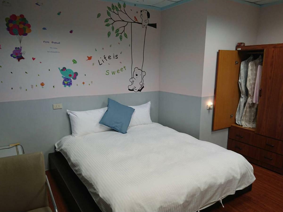 Papa Bear'S Guesthouse Taichung Exteriör bild