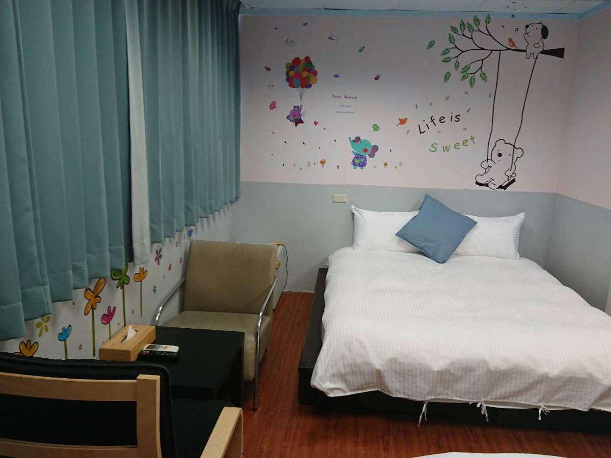 Papa Bear'S Guesthouse Taichung Exteriör bild