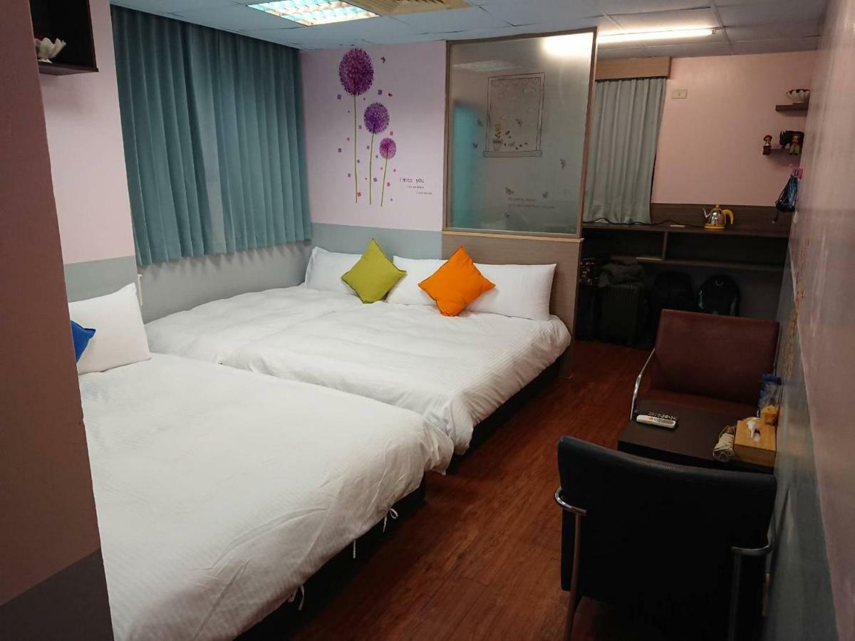 Papa Bear'S Guesthouse Taichung Exteriör bild