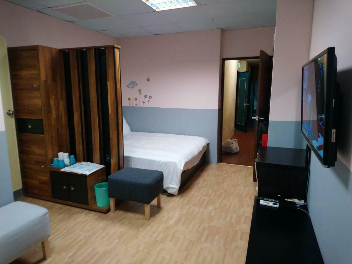 Papa Bear'S Guesthouse Taichung Exteriör bild